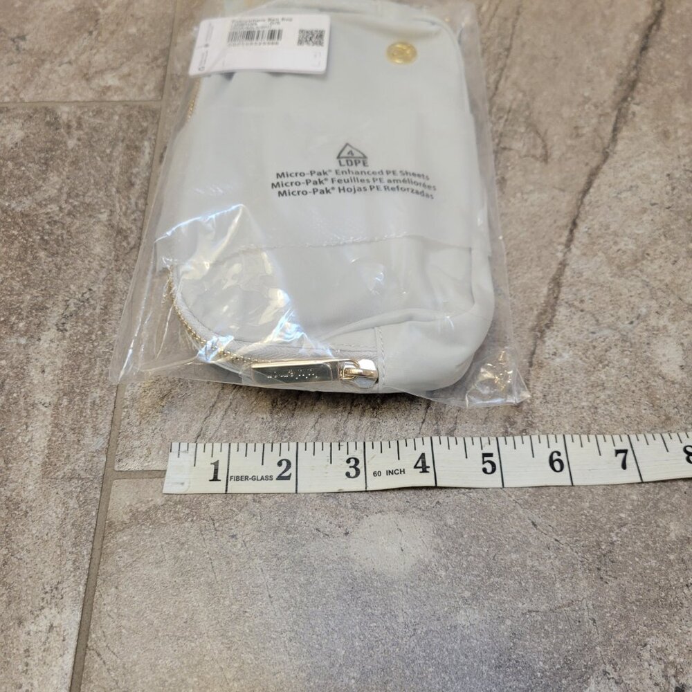 Lululemon Everywhere Belt Bag 1L Woodmark Color: White Opal/Raw Linen/Wh… - Picture 6 of 6
